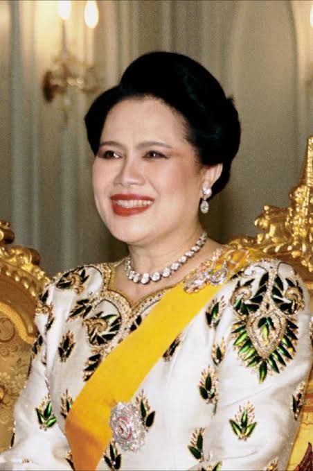 King Bhumipol, Thai Royal Family, King Bhumibol Adulyadej, Queen Sirikit, Bhumibol Adulyadej, Thailand Photos, King Bhumibol, Three Daughters, Queen Mother