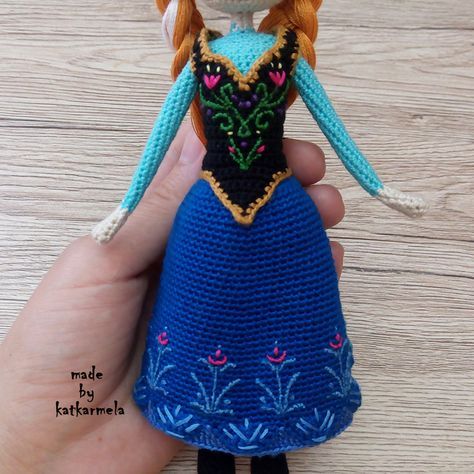 How to crochet doll Anna Frozen (clothes): Free Pattern by Katkarmela - Katkarmela о вязании Crochet Elsa Doll Free Pattern, Crochet Frozen Patterns, Frozen Clothes, Frozen Outfits, Frozen Dolls, Anna Und Elsa, Crochet Wrap Pattern, Crochet Toys Free, Crochet Doll Dress