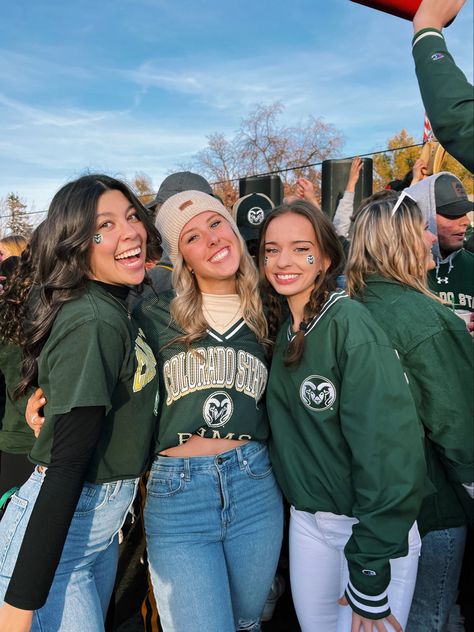 Football Game Fall Outfits, Tailgating Outfits College Fall, Chilly Football Game Outfit, Cute Game Day Outfits Football Winter, Fall Tailgate Outfit Football, College Sports Outfits, Winter College Football Game Outfit, Cold Weather Game Day Outfit College, Cold College Football Outfit