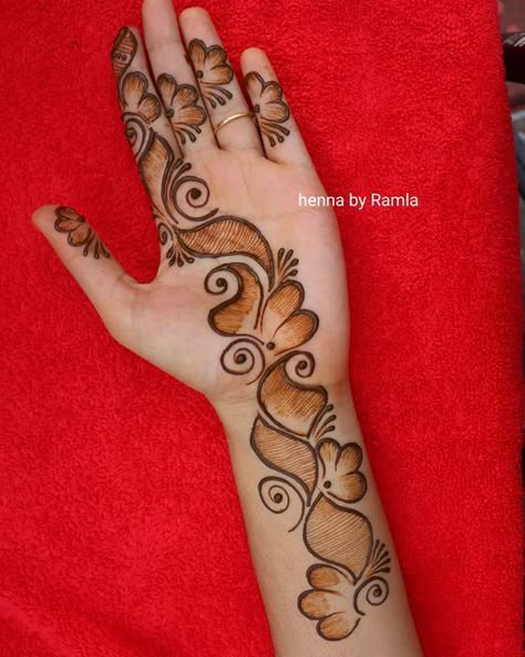 Simple Arabic Mehndi Designs For Palm, Easy Mehandi For Beginners, Arbic Mendhi Design Simple Easy, Mehndi Design Simple Back Hand Easy, Arbic Mendhi Design, Stylish Back Hand Mehndi, Henna Design Simple, Arabian Mehndi Design, Henna Hand Designs