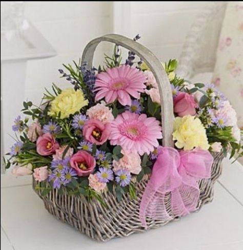 Basket Bouquet, Basket Flower Arrangements, Gubahan Bunga, Floral Baskets, Mothers Day Flowers, Beautiful Flower Arrangements, Deco Floral, Flowers Online, Flower Basket