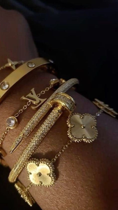 Black Women Jewelry Aesthetic, Jewelry Inspo Aesthetic, Expensive Brands Aesthetic, Jewelery Stacks, Gold Jewelry Stack, Tiffany Bracelet Stack, Bijoux Aesthetic, Gold Aesthetic Jewelry, Expensive Aesthetic