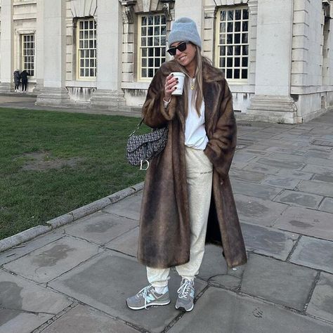 Fur Coat Sweatpants Outfit, Fur Coat And Hat, Fur Coat Casual Outfit, Faux Fur Coat Street Style, Faux Fur Coat Outfit, Fur Coat Outfit Casual, Fur Coat Street Style, Big Fur Coat, Oversized Fur Coat