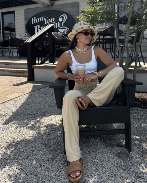 Modest Beach Holiday Outfits, Beige Bucket Hat Outfit Summer, Beach Bucket Hat Outfit, Bucket Hat Outfit Black Women Summer, California Summer Outfits 2023, Straw Bucket Hat Outfit Summer, Basic Beach Outfit, Summer Bucket Hat Outfit, Black Bucket Hat Outfit Summer