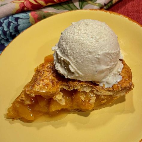 Refrigerated pie crust and frozen sliced peaches are used for this delicious peach pie that tastes divine topped with vanilla ice cream. Peach Pie With Frozen Peaches, Frozen Peach Pie, Peach Dumplings, Sliced Peaches, Peach Pie Recipes, Frozen Peaches, Peach Dessert, Peach Dessert Recipes, Baked Peach