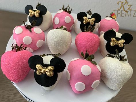 Kz_Treatz on Instagram: “#minniemouse #minniemousetreats #minniemousecakepops #minnimouseparty #minniemousebirthday #houstontreats #houstontx” Minnie Mouse Strawberries, Minnie Mouse Cake Pops, Baby Shower Gift Favors, Minnie Mouse Theme Party, Gift Favors, Minnie Mouse Theme, Minnie Mouse Birthday, Covered Strawberries, Chocolate Covered Strawberries