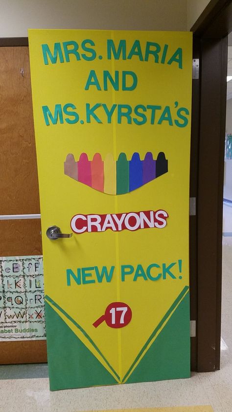 Crayon Back To School Bulletin Board, Crayons Theme Classroom, First Day Of Preschool Bulletin Board, Back To School Door Decorations Daycare, First Day Of School Door Ideas, Crayola Theme Classroom, Crayon Door Decorations Classroom, Crayon Classroom Door, Crayon Bulletin Board Ideas