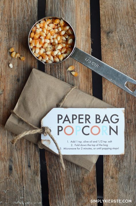 Simple to put together and very cost-effective, Paper Bag Popcorn makes a darling gift and party favor. Perfect for the holidays!! Paper Bag Popcorn, Thanksgiving Plates, Popcorn Gift, Diy Labels, Popcorn Recipes, Edible Gifts, Brown Paper Bag, Jar Gifts, Food Gifts