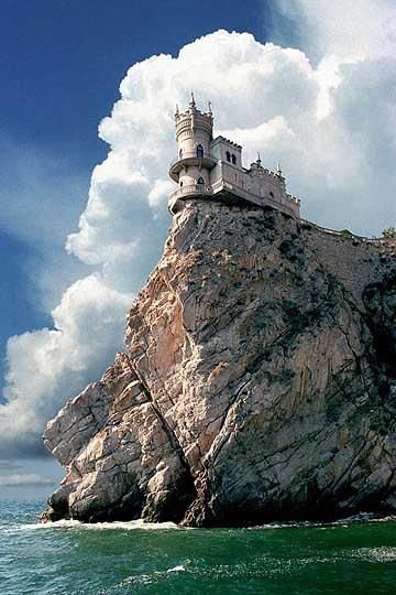 Castle by the sea Sea Castle, Famous Castles, Castle Aesthetic, Real Estat, Castle In The Sky, Chateau France, Voyage Europe, Beautiful Castles, A Castle