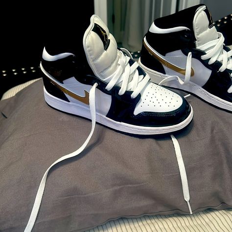 Never Worn Before, Perfect Condition Jordans For Sale, Nike Shoes Women Fashion, Nike Fashion Shoes, Cute Nike Shoes, Jordan 1 Mid, Sneaker Games, Cute Nikes, Black White Gold, Jordans For Men