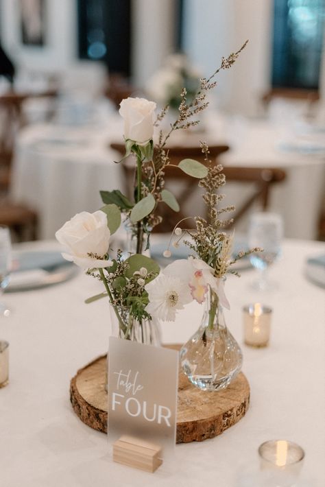 Wedding Dinner Setting Ideas, Wedding Table Inspiration Simple, Small Table Centre Pieces Wedding, Simple Boho Reception Tables, Mini Vases With Flowers Wedding, Rustic Bud Vases Wedding Centerpiece, Simple Wedding Centerpieces Bud Vases, Rustic Centre Pieces For Weddings, Classy Wedding Centerpieces Diy