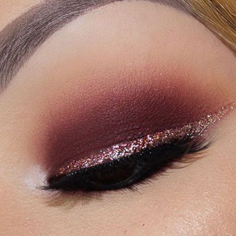 Burgundy Eye Makeup, Makeup Tricks, Festival Makeup, Kiss Makeup, Makeup Goals, Eye Make, Love Makeup, Pretty Makeup, Liquid Eyeliner