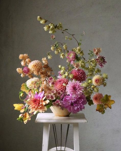 Instagram Dahlia Bouquet, Sunflower Arrangements, Creative Flower Arrangements, Wedding Inspiration Fall, Dahlia Flower, Arte Floral, Floral Centerpieces, Flower Images, Fall Flowers