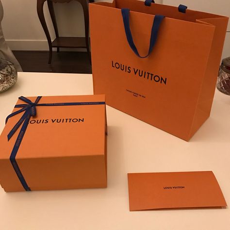 Louis Vuitton Gift Box Aesthetic, Louis Vuitton Bag Aesthetic, Louis Vuitton Paper Bag, Louis Vuitton Shopping Bag, Louis Vuitton Gift, Luxury Paper Bag, Louis Vuitton Box, Louise Vuitton, Vision Board Collage