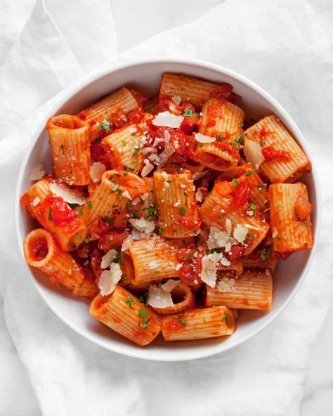 Easy Rigatoni with Tomato Sauce | Last Ingredient Easy Tomato Sauce Recipe, Rigatoni Pasta Recipes, Pasta Tomato Sauce, Rigatoni Noodles, Easy Sauce Recipe, Pasta Tomato, Rigatoni Recipes, Easy Pasta Sauce, Easy Tomato Sauce