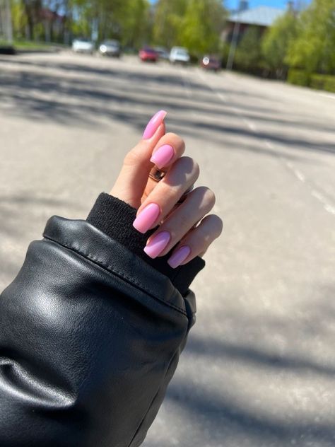 soft pink nails | pink nails | pink aesthetic | short nails | square nails | beauty | nail inspiration Square Pink Nails, Aesthetic Short Nails, Short Nails Square, Bubblegum Pink Nails, Pink Spring Nails, Short Pink Nails, Soft Pink Nails, Bauch Tattoos, Trendy Shades