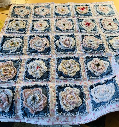 French Rose Quilt, Piece Quilting, Diy Blankets, Rag Blanket, Rose Quilts, Jean Patches, Roses Quilt, Rag Quilting, Shabby Chic Crochet