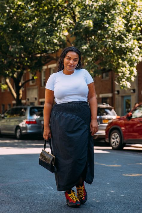 According to This Street Style Set, These Are the Top 10 Trends From New York Fashion Week | Vogue 2023 Street Style, Paloma Elsesser, Reportage Photography, Nyfw Street Style, Leather Midi Skirt, Timeless Wardrobe Staples, Fashion 2024, Street Chic, Street Styles