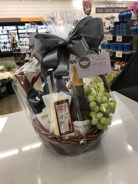 Basket With Wine Gift, Gift Basket Design, Wine Gift Basket Ideas, Wine Gift Box Ideas, Wine Basket Gift Ideas, Wine Gifts Diy, Luxury Gift Basket, Creative Gift Baskets, Gift Basket Ideas Christmas