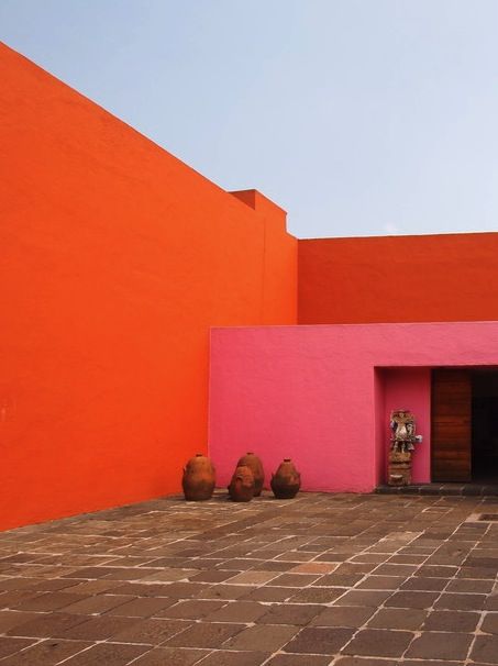 The entrance courtyard of Luis Barragán’s Casa Prieto López in El Pedregal, Mexico City 1950 Louis Barragan, Entrance Courtyard, Colour Architecture, Casas Coloniales, Orange And Pink, Color Textures, Mexico City, 인테리어 디자인, Wabi Sabi