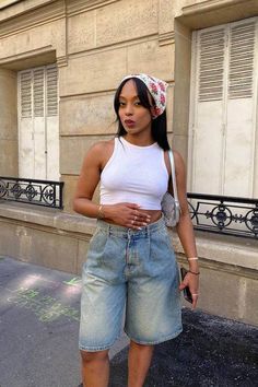 Styling Long Denim Shorts, Long Shorts Style, How To Style Long Shorts Women, Oversized Denim Shorts Outfit, Long Jean Shorts Outfit Summer, Long Denim Shorts Outfit Summer, Women Jorts Outfit, Short Joggers Outfit Women, Baggy Bermuda Shorts Outfit