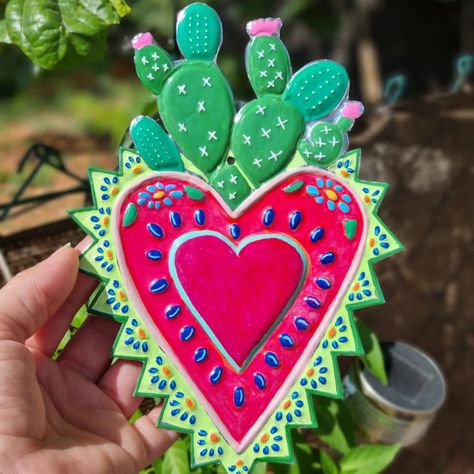 Milagros mexicanos exvotos corazones repujados de aluminio hecho a mano. Corazones mexicanos MAS MODELOS 🔴 Descuento a partir de 3 corazones ❤️‍🔥💝 🔴 enlace en mi perfil Medidas en las fotos📏 Repujado y pintado a mano. #milagrosmexicanos #milagritomexicano #milagritos #milagrito #hechoenibiza #madeinibiza #corazón #corazones #corazonesrepujados #repujado #repujados #hechoamano #mexicano #sagradocorazon #folklore #diadelosmuertos #decoraciónfestiva #folk #pinup #rockabilly #heart #ornamen... Ideas En Mdf, Milagros Heart, Talavera Art, Mexican Heart, Anatomical Heart Art, Sacred Heart Art, Mexican Culture Art, Halloween Paper Crafts, Arte Folk