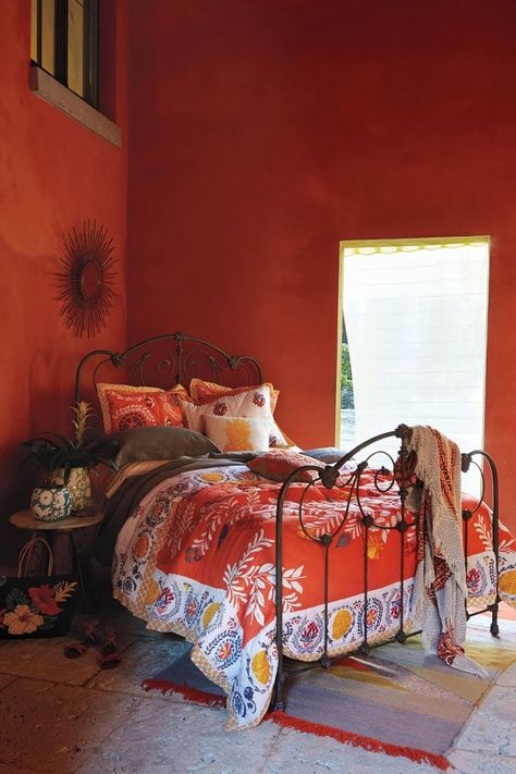 classic Bohemian look Bohemian Bedding, Bedroom Red, Deco Boheme, Iron Bed, Red Rooms, Metal Bed, Design Del Prodotto, Red Walls, Bedroom Boho