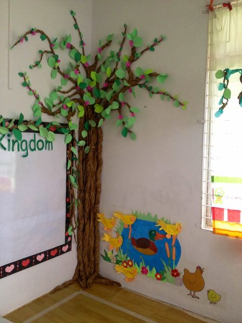 Its fun to be a Teacher: Plant Kingdom Garden Themed Classroom! Plant Classroom Decor, Plant Classroom, Garden Theme Classroom, Classroom Garden, Bedroom Nature, Garden Classroom, Nature Preschool, Preschool Classrooms, Family Literacy Night