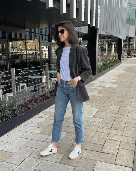 How to Style Mom Jeans for Every Occasion: Tips, Tricks, and Essentials Fashionable Work Outfits, Style Mom Jeans, Outfit Ideas 2024, Perfect Capsule Wardrobe, Smart Casual Work, Work Outfit Ideas, Casual Work Outfits Women, Capsule Wardrobe Work, Mom Jeans Outfit