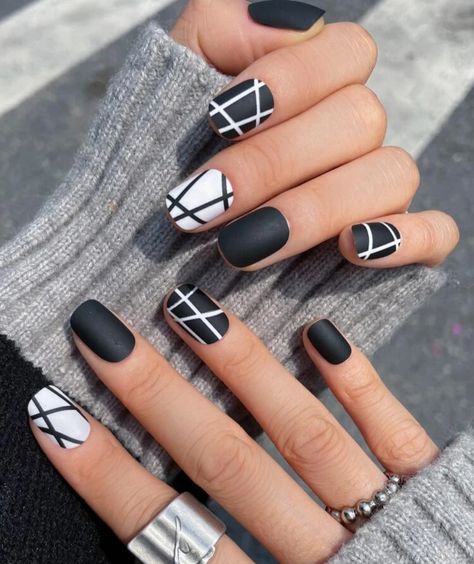 White And Black Matte Nails, Mate Nails Ideas Art Designs, Black And Gold Abstract Nails, Cute Nail Designs Blue, Short Matte Nail Designs, Matt Nails Design, Black And White Short Nails, Nail Art Blanc, Cut Dog Nails