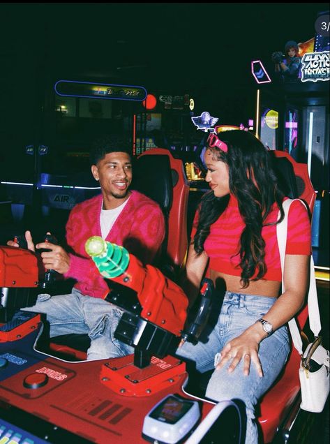 Arcade Date Couple, Arcade Couple Aesthetic, Couple Arcade Pics, Fair Photoshoot Couple, 90s Couples Aesthetic, Arcade Couple Pictures, Carnival Date Outfit, Fair Date Aesthetic, Arcade Photoshoot Aesthetic