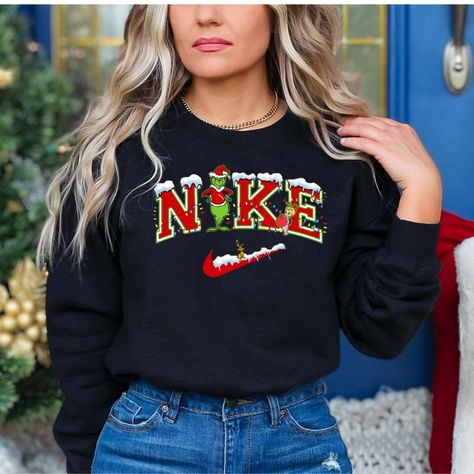 Grinch Nike Sweatshirt . Colors White And Gray. Sizes Small To 3x Jeep Sweatshirt, Grinch Sweatshirt, Black Hoodie Women, Sweatshirt Colors, Nike Crew Neck, Holiday Sweaters, Pink Crewneck Sweatshirt, Cute Nike Outfits, Nike Sweatshirt