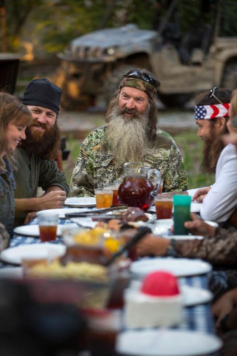 Duck Dynasty always praying before their meals and eating together as a family. <3 Duck Dynasty Family, Phil Robertson, Robertson Family, Ray Donovan, Liev Schreiber, Duck Commander, Quack Quack, Downtown Manhattan, Duck Dynasty