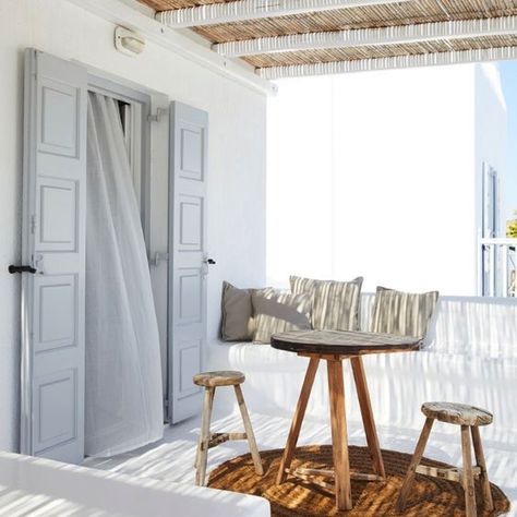 Dreaming of a relaxing getaway 💭 #inspo Front Porch Seating, Mediterranean Decor, Hotel Interiors, Mediterranean Homes, Porch Design, Summer Home Decor, Beach House Decor, House In The Woods, 인테리어 디자인