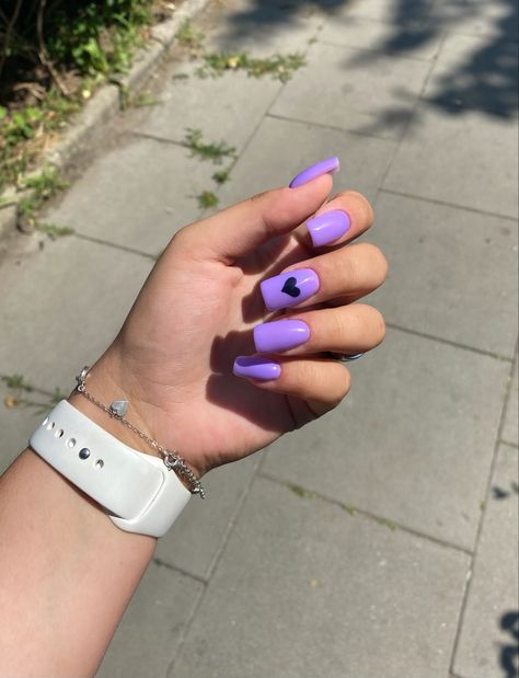 Purple Nails With Heart Design, Violet And Black Nails, Purple And Black Nails Designs Simple, Purple And Black Nails Acrylic, Black And Lavender Nails, Purple Nails With Hearts, Lavender And Black Nails, Black And Purple Nail Ideas, Dark Purple Nails Ideas