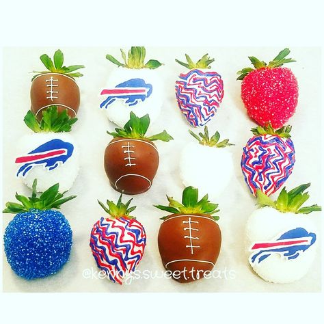 Buffalo Bills Chocolate covered strawberries by @kennys.sweet.treats Buffalo Bills Desserts, Football Dessert, Football Desserts, Dipped Treats, Superbowl Desserts, Chocolate Dipped Treats, Cart Ideas, Chocolate Covered Fruit, Dessert Boxes