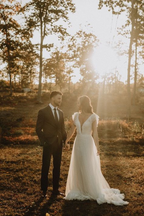 Wedding Photo Ideas Woods, Sunset Wedding Portraits, Golden Hour Bride And Groom, Golden Hour Wedding Ceremony, Sunny Wedding Photography, Fall Wedding Portraits, Fall Wedding Photos Bride And Groom, Golden Hour Wedding Photos, Fall Wedding Arch