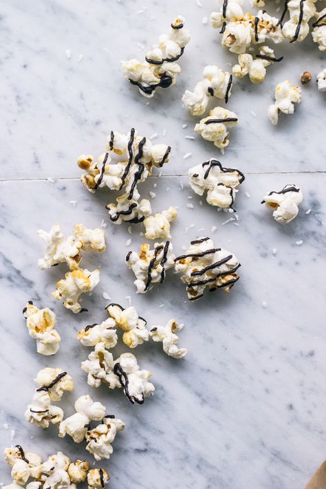 Samoa Popcorn Zebra Popcorn, Popcorn Chocolate, Popcorn Treats, Mint Brownies, Popcorn Party, Popsugar Food, Popcorn Recipes, Caramel Popcorn, Girl Scout Cookies