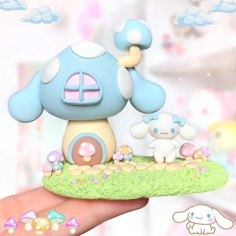 💖😍 The very talented Olive's Charms made this cute mushroom house for Cinnamoroll! ☁️✨ So adorable! 😍🤗 Check out her Instagram page for more kawaii polymer clay creations! ⭐️🍄 Cute Mushroom House, Dry Clay Ideas, Kawaii Polymer Clay, Polymer Clay Kawaii, Sculpture Ceramic, Cute Mushroom, Handmade Ceramics Pottery, Clay Fairies, Tanah Liat