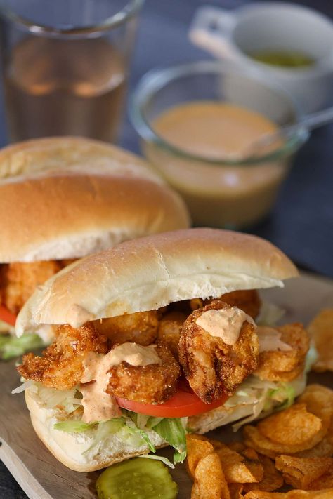 Crispy Shrimp Po'Boy Sandwich Romantic Recipes, Po Boy Sandwich, Shrimp Sandwich, Shrimp Po Boy, Shrimp Alfredo, Crispy Shrimp, Remoulade Sauce, Cuban Food, Crispy Fry