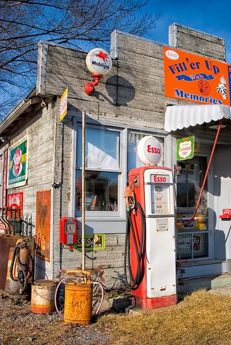 Retro Gas Station, Diner Aesthetic, Retro Garage, Country Stores, Old Gas Pumps, Vintage Gas Pumps, Pompe A Essence, Old Gas Stations, Old Garage