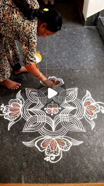 New Year Muggulu, Traditional Rangoli, Easy Rangoli Designs Diwali, Festival Rangoli, Simple Rangoli Designs, Muggulu Design, Padi Kolam, Sari Blouse Designs, Rangoli Designs Diwali