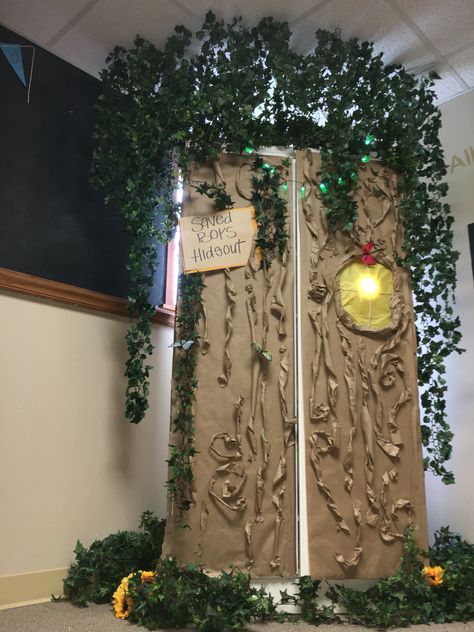 Turn classroom cabinet into a treehouse! Lost boys hideout Peter Pan theme Peter Pan Homecoming, Neverland Homecoming Theme, Peter Pan Decorations Classroom, Neverland Classroom Theme, Trunk Or Treat Peterpan, Neverland Themed Room, Peter Pan Door Decorations Classroom, Neverland Decorations Diy, Peter Pan Hallway Decorations