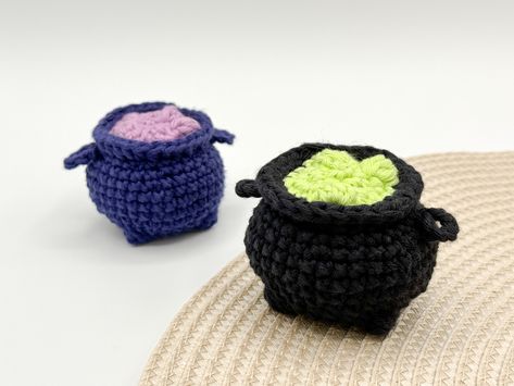 Witch’s Cauldron – SarahDee Crochet Crochet Cauldron Free Pattern, Crochet Cauldron, Stuff Animals, Witches Cauldron, Bobble Stitch, Crochet Creations, Witches Brew, Halloween Crochet, Crochet Stuff