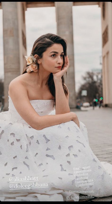 Floral Hairstyle, Gangubai Kathiawadi, Hair Style On Saree, Berlin Film Festival, Engagement Hairstyles, Bridal Hairdo, Traditional Hairstyle, Bridal Hair Buns, Open Hairstyles