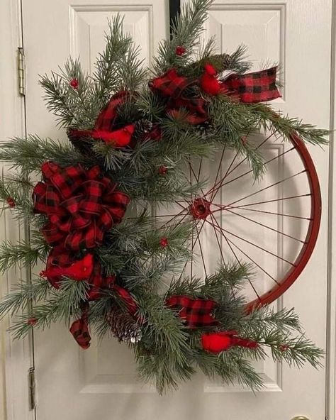 Wheel Christmas Wreath, Bicycle Wheel Wreath, Bicycle Holiday, Wheel Wreath, Christmas Wreath Ideas, Christmas Wreaths Ideas, Holiday Wreaths Diy, Rustic Christmas Wreath, Old Bicycle