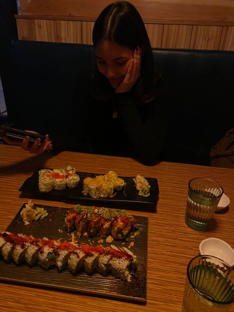 Sushi Birthday Dinner, Sushi Date Aesthetic, Sushi With Friends, Dinner Date With Friends, Eating Out With Friends, Eating With Friends, Dinner Outfit Spring, Dinner Photos, Sushi Buffet