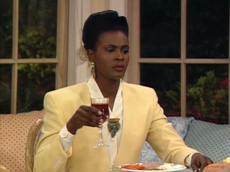 The Fresh Prince of Bel-Air (1990) Aunt Viv Fresh Prince, Top Icons, Aunt Viv, Miss Girl, Fresh Prince Of Bel Air, Prince Of Bel Air, Tomboy Chic, Air Photo, Vintage Black Glamour