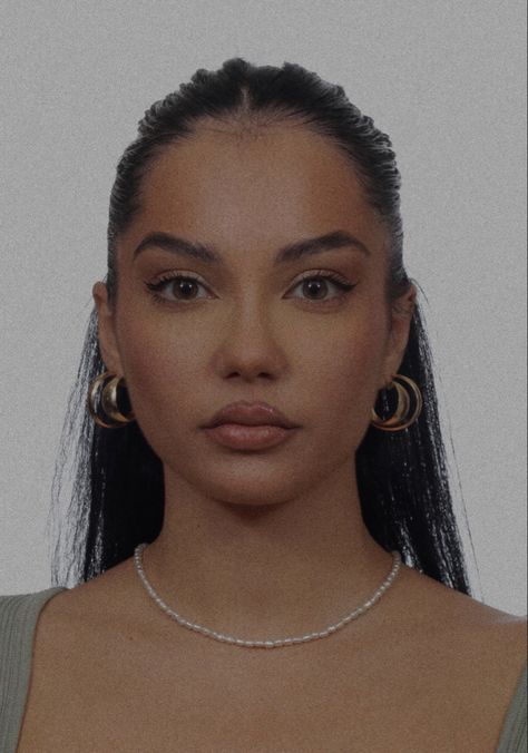 Pretty Id Picture, Passport Aesthetic Photo, Aesthetic Passport Pictures, Passport Photo Aesthetic, Passport Picture Outfit, Passport Picture Aesthetic, Passport Picture Makeup, Passport Picture, Pose Mode