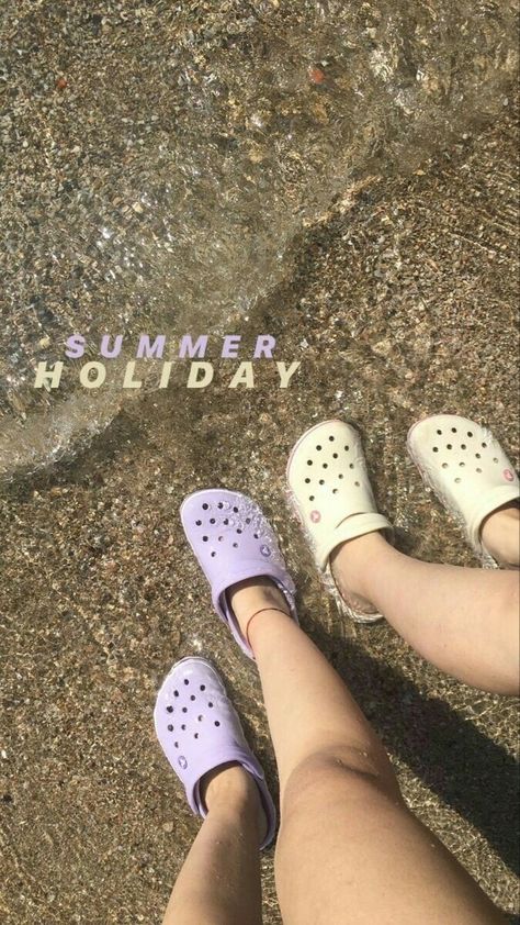 Crocs Fashion, Punk Pins, Mode Turban, Teen Summer, Crocs Crocband, Alam Yang Indah, Best Friend Pictures, Crocs Shoes, Instagram Story Ideas